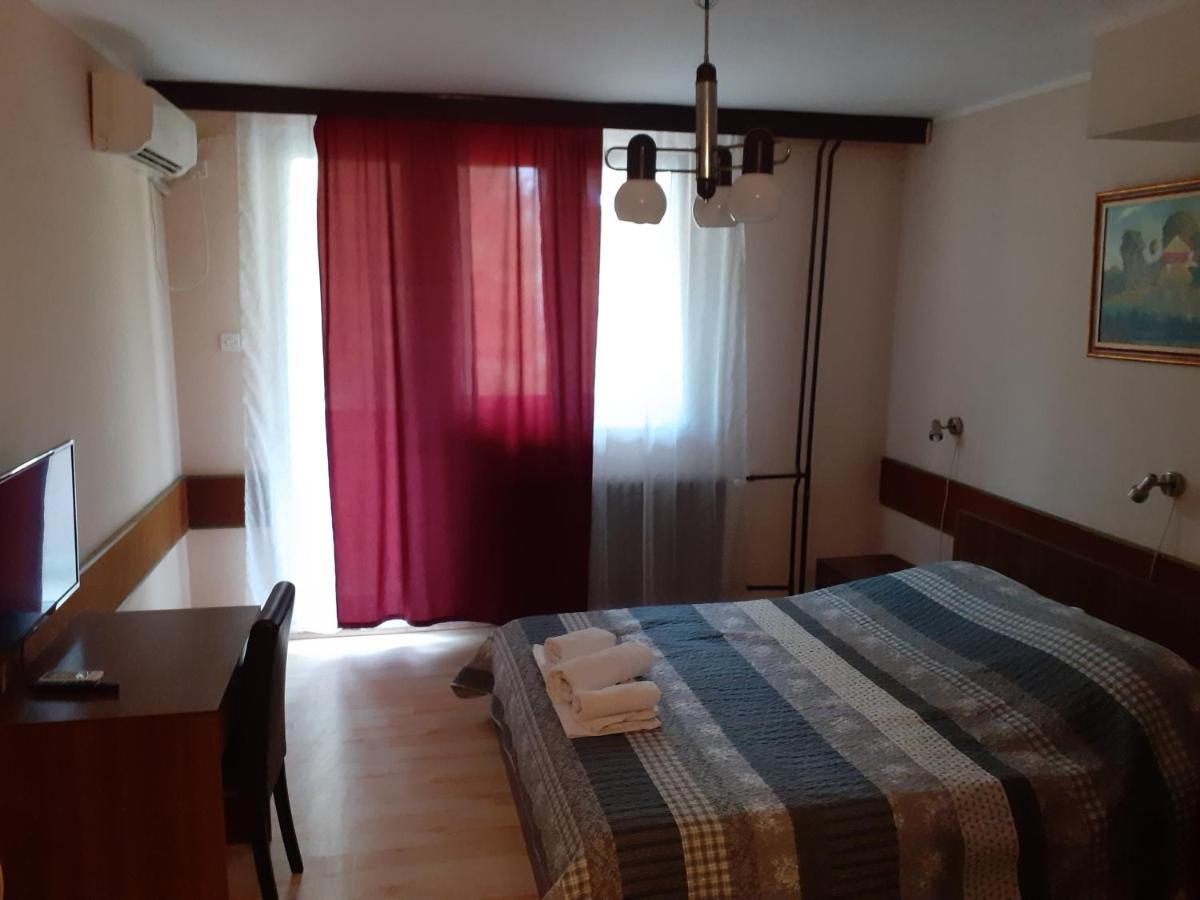 Restoran Sa Prenocistem Zitiste Exterior foto